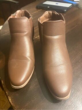 Women’s brown ankle boots size 8M